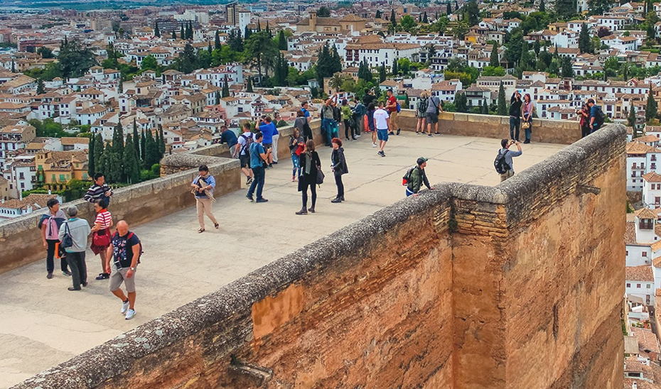 Turistas en el conjunto monumental de La Alhambra y el Generalife.